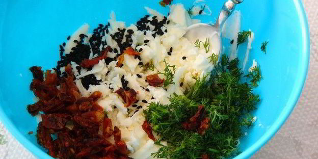 вяленые помидоры с сырными шариками