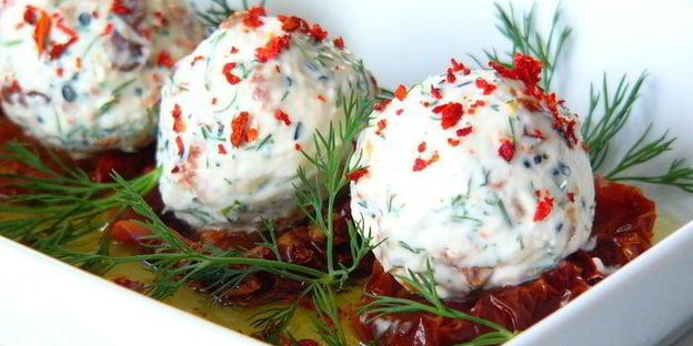 вяленые помидоры с сырными шариками