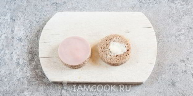 бутерброд обезьяна с сыром и колбасой