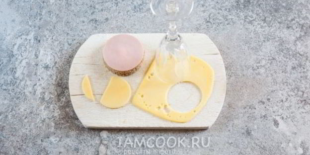 бутерброд обезьяна с сыром и колбасой