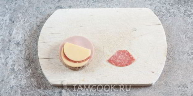 бутерброд обезьяна с сыром и колбасой