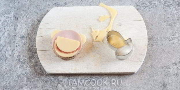 бутерброд обезьяна с сыром и колбасой