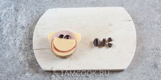 бутерброд обезьяна с сыром и колбасой