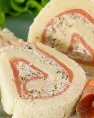 Бутерброд-рулет с семгой и творожно-сырной смесью