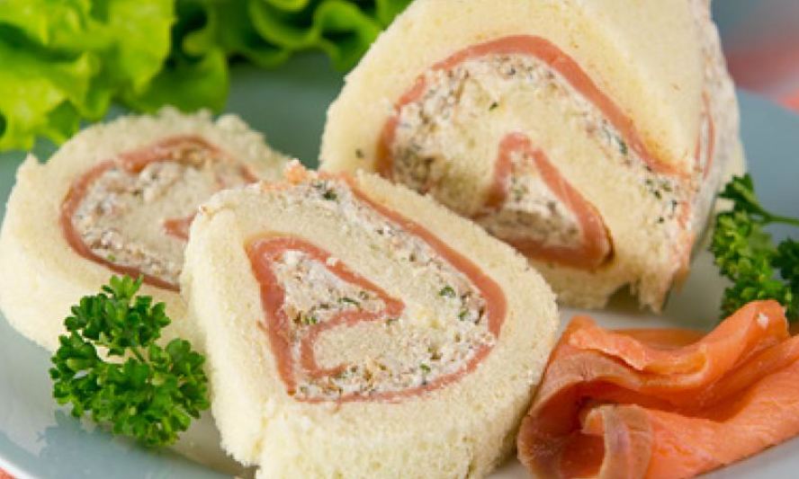 Рецепт бутерброда-рулета с семгой и творожно-сырной смесью