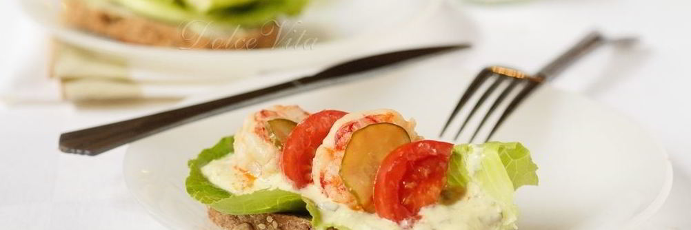 Бутерброд с креветками и соусом ремулад