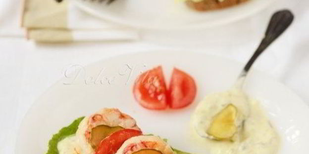 бутерброд с креветками и соусом ремулад