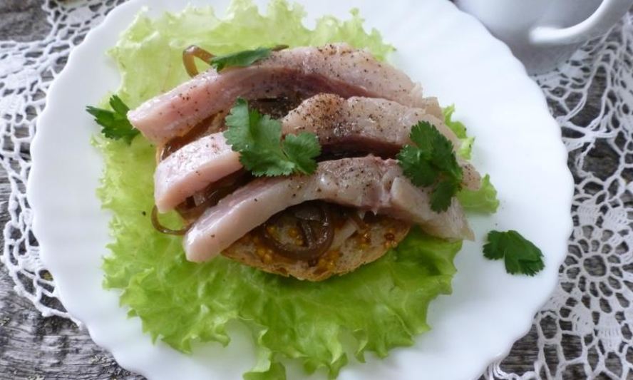 Рецепт бутерброда с малосольной рыбой на подушке из ламинарии