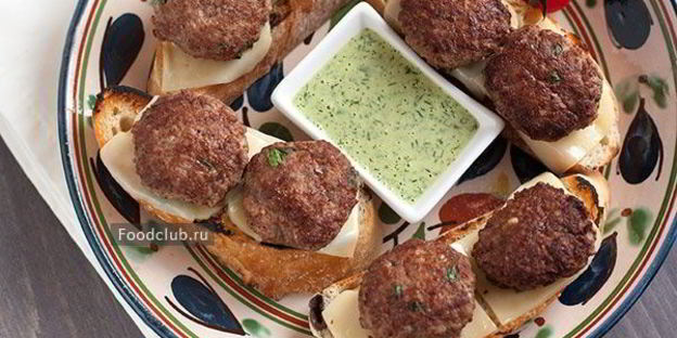 бутерброд с мини-котлетами