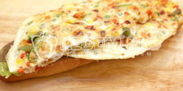 бутерброд с овощами и омлетом