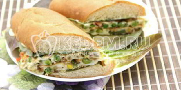 бутерброд с овощами и омлетом