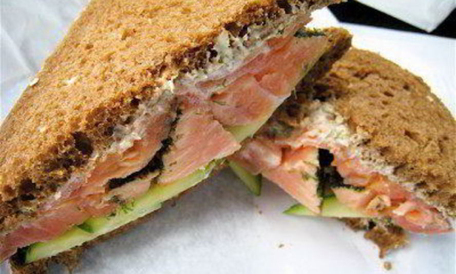 Рецепт бутерброда с семгой и огурцом