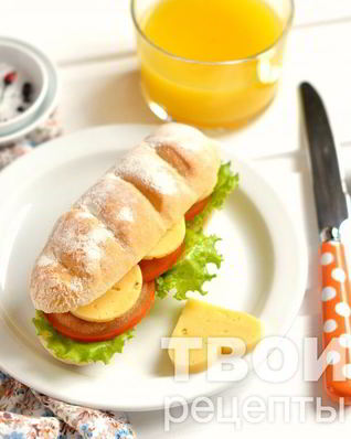 Бутерброд с сыром и помидором