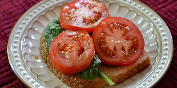 бутерброд с томатами и анчоусной заправкой