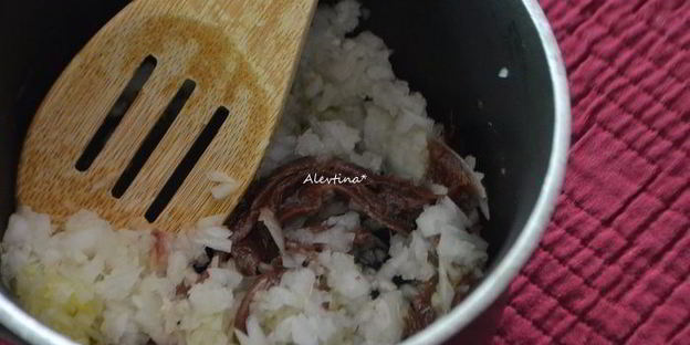 бутерброд с томатами и анчоусной заправкой