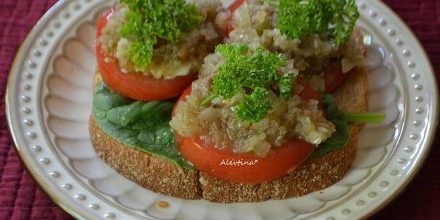 бутерброд с томатами и анчоусной заправкой