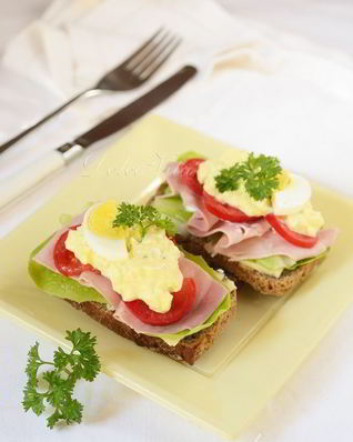 Бутерброд с ветчиной и яичным салатом