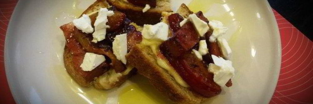 Бутерброд со сливами и грудинкой в меду