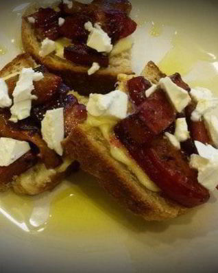 Бутерброд со сливами и грудинкой в меду