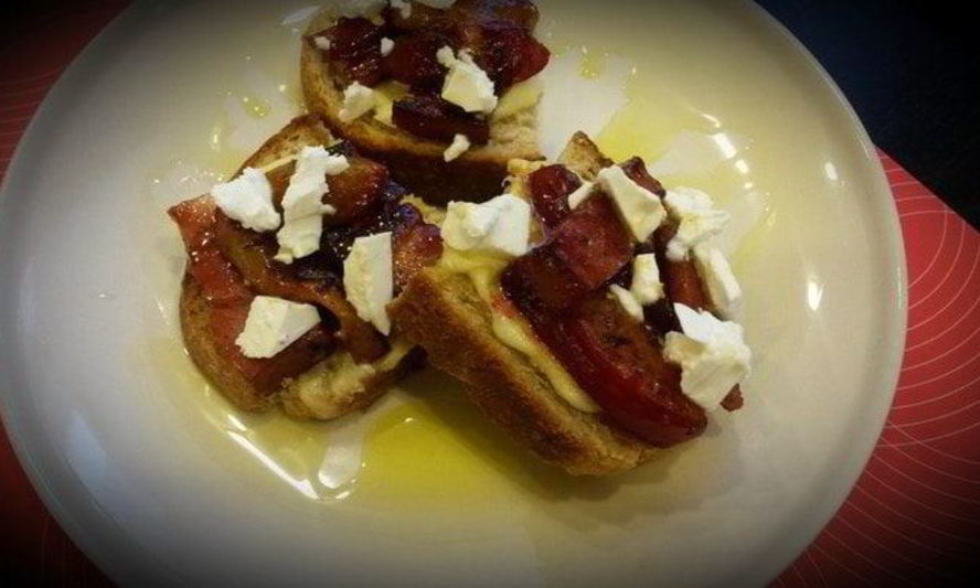 Рецепт бутерброда со сливами и грудинкой в меду