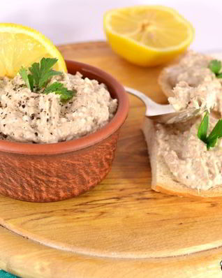 Бутербродная намазка из рыбных консервов, яиц и плавленного сыра