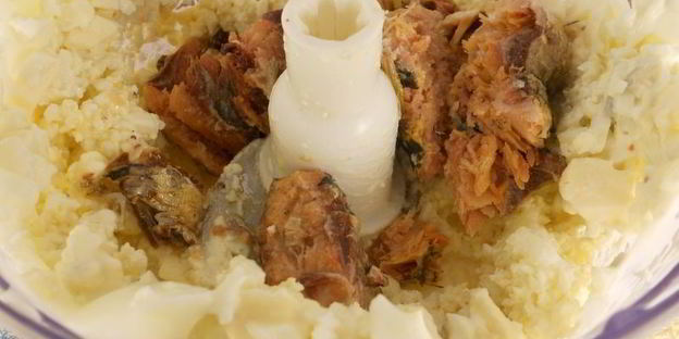 бутербродная намазка из рыбных консервов, яиц и плавленного сыра