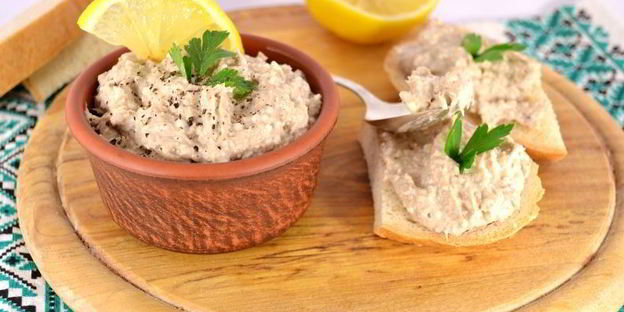 бутербродная намазка из рыбных консервов, яиц и плавленного сыра