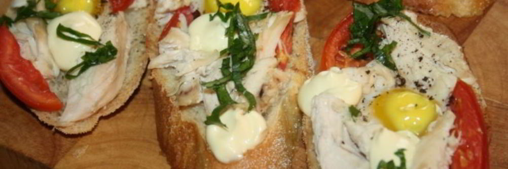 Бутерброды для завтрака с куриным филе, помидорами и перепелиными яйцами