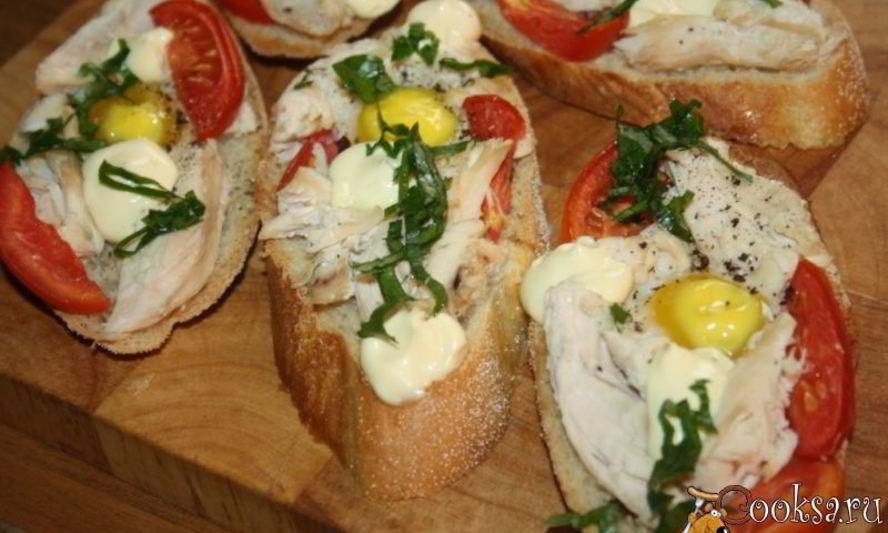 Рецепт бутербродов для завтрака с куриным филе, помидорами и перепелиными яйцами
