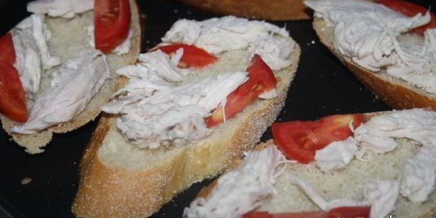 бутерброды для завтрака с куриным филе, помидорами и перепелиными яйцами