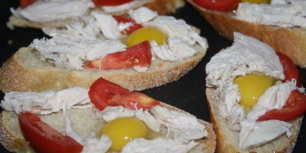 бутерброды для завтрака с куриным филе, помидорами и перепелиными яйцами