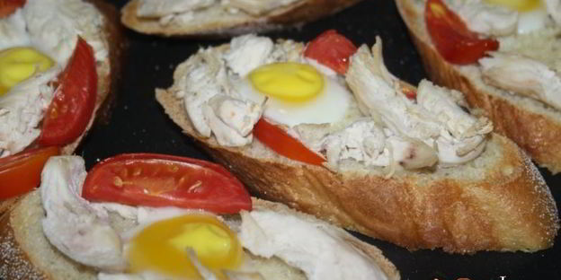 бутерброды для завтрака с куриным филе, помидорами и перепелиными яйцами