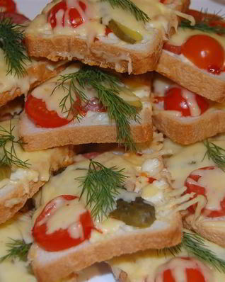 Бутерброды горячие с колбасой и сыром