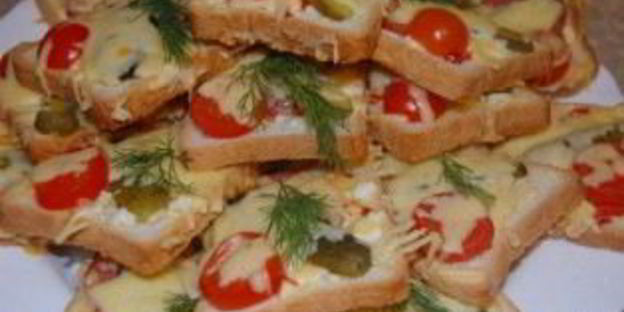 бутерброды горячие с колбасой и сыром