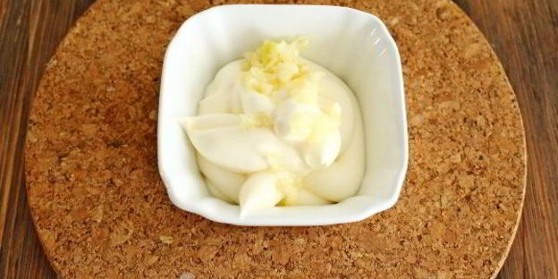 бутерброды горячие со шпротами