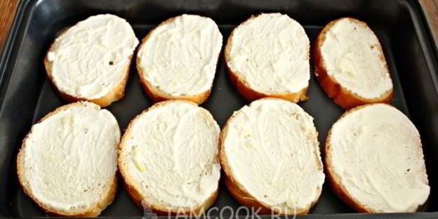 бутерброды горячие со шпротами