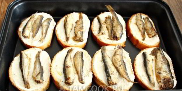 бутерброды горячие со шпротами