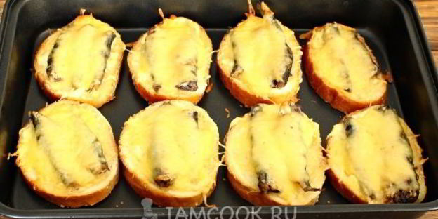 бутерброды горячие со шпротами