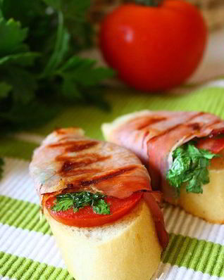 Бутерброды-гриль с помидорами и беконом