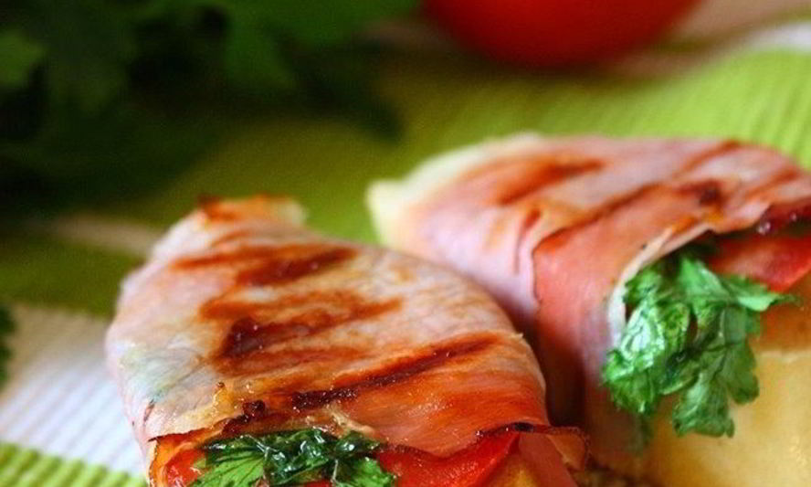Рецепт бутербродов-гриля с помидорами и беконом