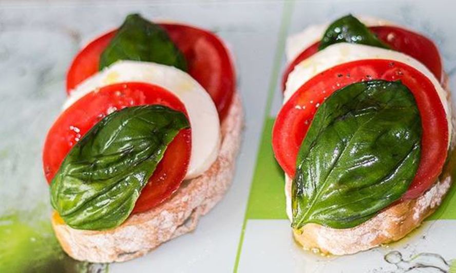 Рецепт бутербродов капрезе с моцареллой