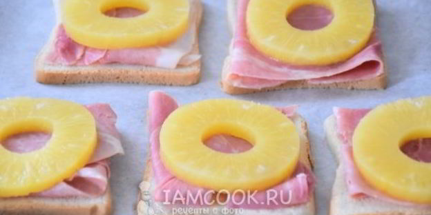 бутерброды с ананасом, ветчиной и сыром