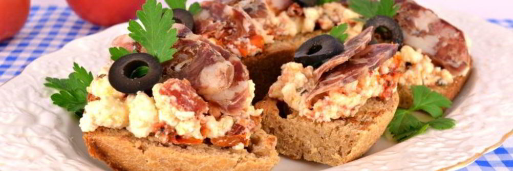 Бутерброды с брынзой, вялеными помидорами и сыровяленой колбасой