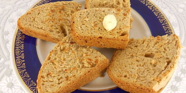 бутерброды с брынзой, вялеными помидорами и сыровяленой колбасой