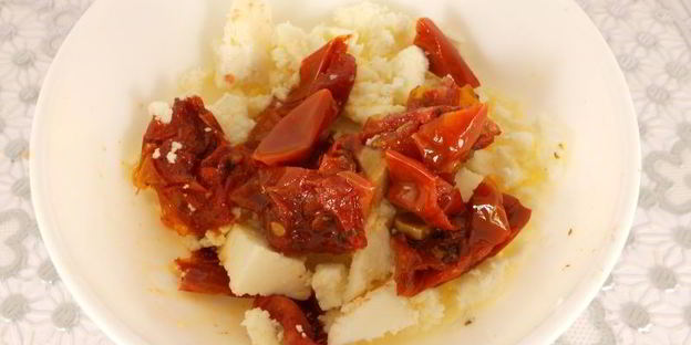 бутерброды с брынзой, вялеными помидорами и сыровяленой колбасой