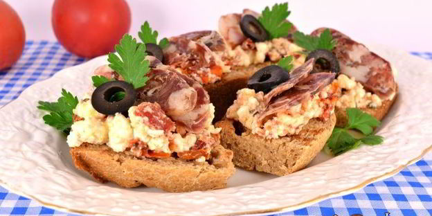 бутерброды с брынзой, вялеными помидорами и сыровяленой колбасой