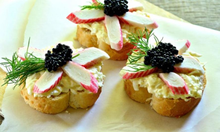 Рецепт бутербродов с черной икрой и крабовыми палочками