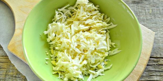 бутерброды с черной икрой и крабовыми палочками