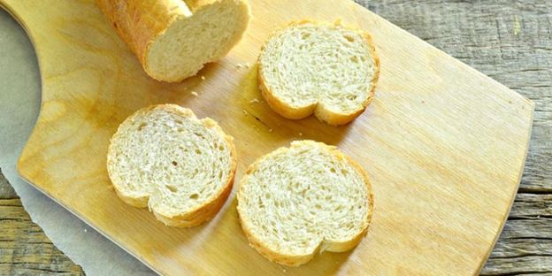 бутерброды с черной икрой и крабовыми палочками