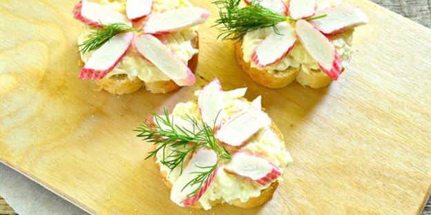 бутерброды с черной икрой и крабовыми палочками